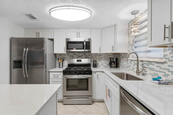 Pet Friendly Paradise! Next to Pools, Pickle Ball!