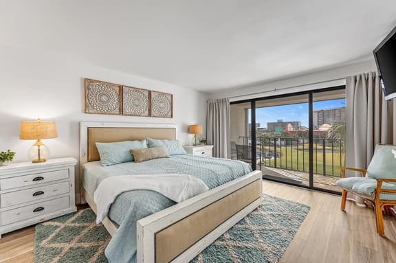 2 Bed-3 Bath! Next to Edgewater Convention Center!