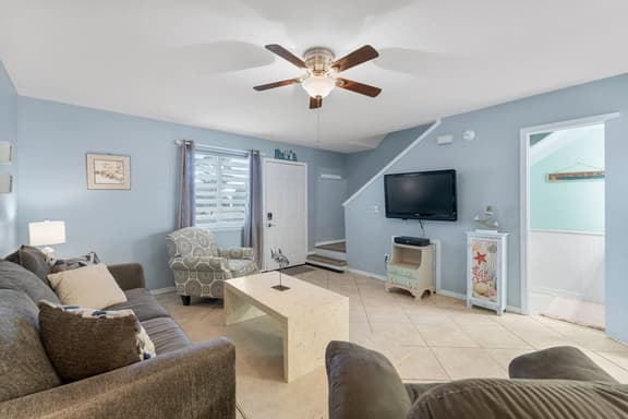 Pet Friendly Paradise! Next to Pools, Pickle Ball!